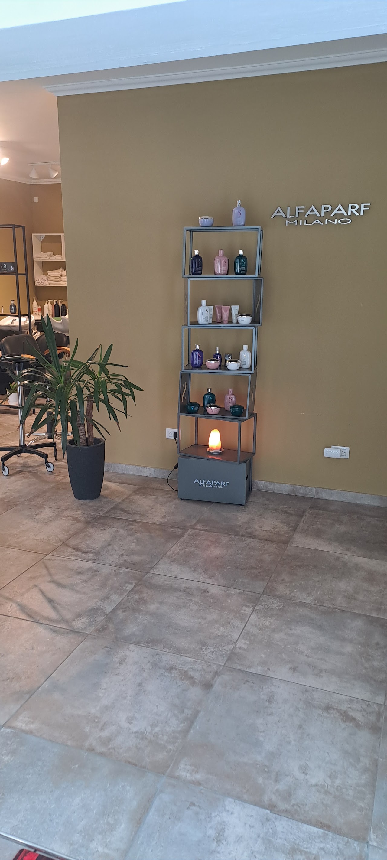 Productos profesionales Alfaparf Milano en exhibición